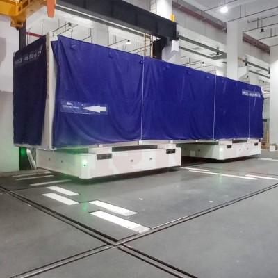 Транспорт контејнера 40 тона повезана са прикљученим шифром на два аутомобила